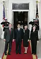 Laura et George Bush accueillant le Premier ministre japonais Shinzō Abe et son épouse devant l'entrée du hall, sous le portique Nord.