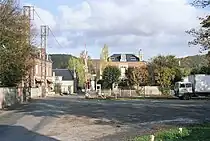 Le passage à niveau d'Acquigny en 1986, le lieu de tournage des scènes de déraillements du film.