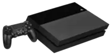 Console de jeu : boitier rectangulaire de couleur noire posé à plat, avec une manette sans fil.