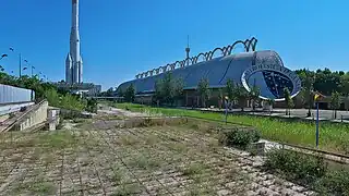 Le pavillon du Futur en 2011. L'herbe a envahi le site, le canal est asséché et les lampadaires ont été cassés.