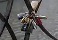 Cadenas le long d'un canal à Bruges (Belgique).
