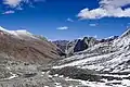 La route Nimmu–Padum–Darcha en construction à la passe de Shingo La (5&nbsp;054&nbsp;m). Elle relie l'État de Ladakh, à la vallée de l'Indus, à l'État de Himachal Pradesh en Inde. Octobre 2022.
