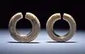 Paire de boucles d'oreille en verre