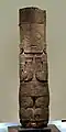 Bas-relief Paiwan. Ardoise, H. 2,50&nbsp;m, début XXe&nbsp;siècle. Découvert à Lai-Yi, région de Pindong, Sud-ouest Taïwan. Louvre, Pavillon des Sessions