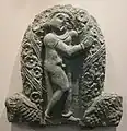 Enfant tenant une guirlande. Butkara I. Milieu du Ier&nbsp;siècle. Schiste. Museo d'Arte Orientale, Turin