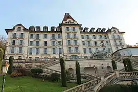 Vue de la façade du Palace de Menthon.