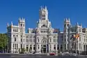 Depuis 2007 siège de la municipalité de Madrid, le Palais des communications a été construit en 1909 sur un projet de Antonio Palacios et Joaquín Otamendi pour Sociedad de Correos y Telégrafos de España, l'Hôtel des Postes de la ville.