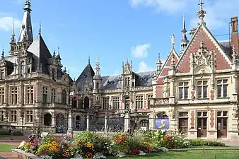 Palais Bénédictine, à Fécamp, où se mêle néo-Renaissance et néogothique, 1882-1888.