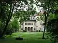 Le parc faisant face au bâtiment principal de la Bibliothèque d'État de Bavière présente encore des éléments de 1755, époque de la création du Schönfeldviertel.