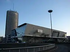 Vue avec le palais des congrès de Paris en premier plan.