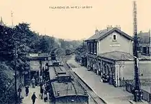 Carte postale sépia montrant la gare de Palaiseau et un train à quai au début du XXe siècle.