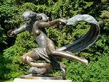 Eglė, la reine des serpents. Statue du parc botanique de Palanga. Sculpteur : Robertas Antinis