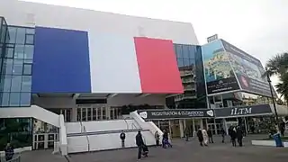 Drapeau sur la façade du Palais en hommage aux victimes des attentats du 13 novembre 2015.