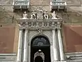Détails du portail et des décorations de la façade.