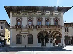Photographie en couleurs de la façade d'un palais.