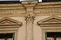 Détail de la façade (chapiteau de colonne et fronton des fenêtres)