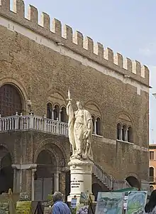 Façade orientale avec le Monumento dell'indipendenza