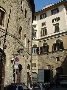 Immeubles curvilignes sur la piazza de' Peruzzi&nbsp;(it).