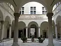 Le cortile et sa loggia.