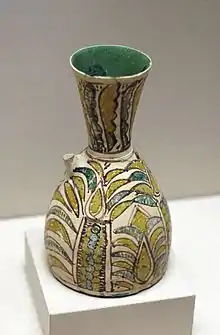 Pichet au palmier, décor de glaçures colorées à cru, VIIIe – IXe&nbsp;siècle.