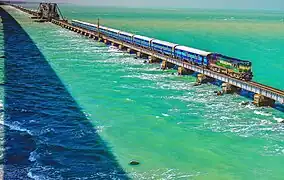 Un train sur le Pont de Pamban (en) en décembre 2016.