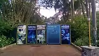 Panneaux bloquant une allée, décorés de cinq affiches reproduisant l'univers du film Avatar.