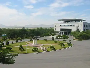 La JSA, avec en arrière-plan le village de Kijong-dong, première localité nord-coréenne après la frontière