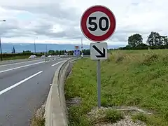 50&nbsp;km/h avant un virage serré, entrée de l'A40, Saint-Julien-en-Genevois, Haute-Savoie.