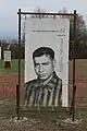Affiche à l'entrée du mémorial, Mordka Salcman.
