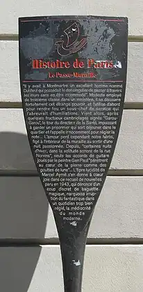 Le panneau Histoire de Paris résume la nouvelle.