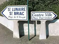 Panneaux indicateurs à Dinard, présentant des communes et des lieux.