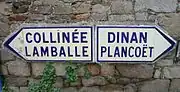 Deux panneaux D4 sur un mur.