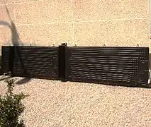 En façade