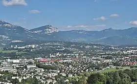 Vue de Bissy et des Hauts-de-Chambéry au pied des Monts en arrière-plan.