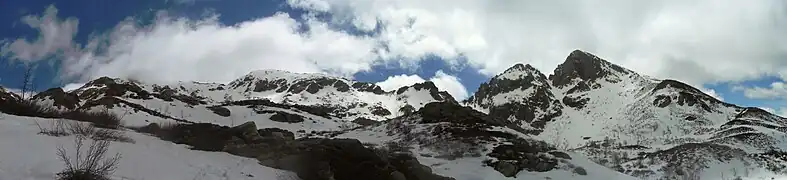 Panorama de gauche à droite : Punta alla Vetta, Punta Capanedda, Monte di Puzzolu, Monte Nieddu