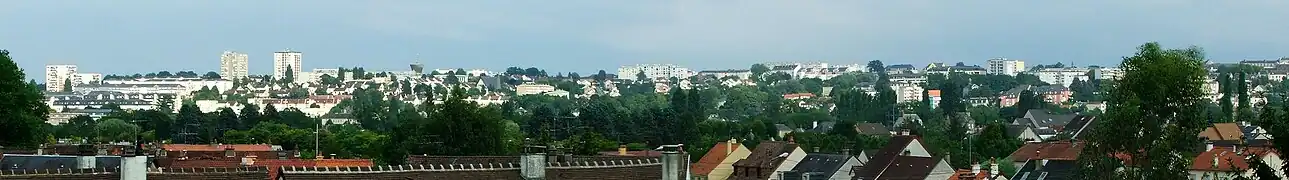 Le quartier de Bellevue, à cheval sur les communes de Coulaines et du Mans, un quartier « nouveau » dont les premières tours ont été élevées au début des années 1970. Observation panoramique faite depuis la butte de Beauregard dans le quartier de la Madeleine, au-dessus de celui de la Gallière. Au centre, on peut apercevoir le château d'eau de Gazonfier, puis plus à droite, le début du quartier des Maillets, qui est collé à celui de Bellevue.