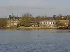 Parc, étang  et château.