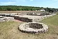 Vue rapprochée de la margelle circulaire en pierre d'un puits.