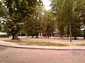 La partie est du parc, avec un manège.