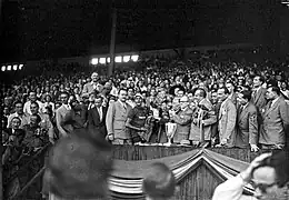 Remise du trophée par les personnalités officielles lors de l'arrivée du Tour de France le 25 juillet 1948 en « tribune Présidentielle ».