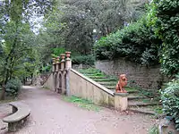 Escalier menant aux jardins.