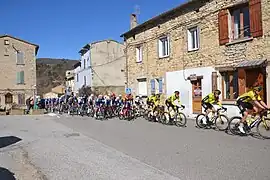 Olav Kooij (45) entouré par son équipe à Sainte-Jalle.