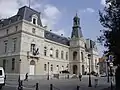 La place Ferdinand-Brunot et la mairie du 14e arrondissement en 2007.