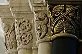 Chapiteaux avec monstre, personnage et entrelacements.