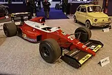 Vue d'une monoplace rouge