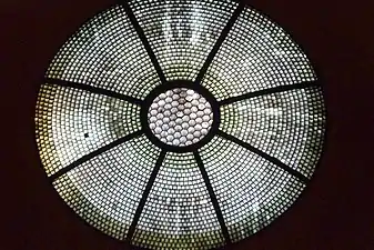 Oculus de verre au-dessus du chœur.