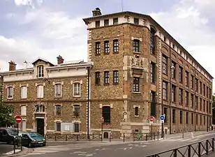 Lycée Jacquart, à l'angle des rues Bouret et Édouard-Pailleron.