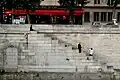 En bout de quai : plateforme et escalier descendant vers les berges de la Seine.