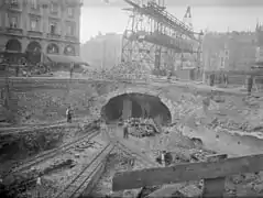 Construction à ciel ouvert et – au fond – selon la technique de la galerie boisée.