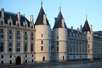 La tour César et la tour d’argent ont été construites au XIVe&nbsp;siècle (photo prise en 2015).